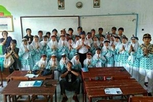 Saung Indung saat mensosialisasikam iket sunda di sekolah.